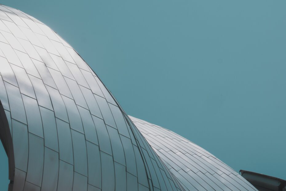 Bâtiment sur ciel bleu